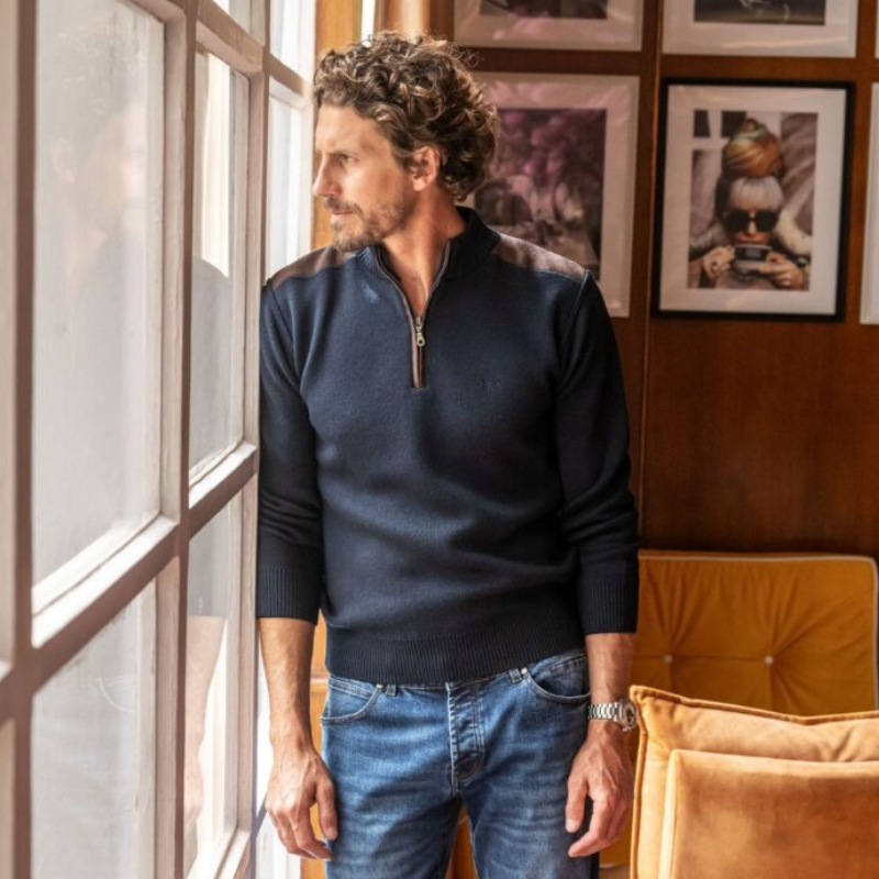 Polo merino em marinho, com ombreiras e pormenor no fecho em castanho.