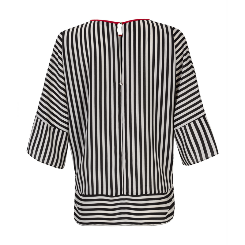 Túnica/Poncho oversize com riscas verticais em preto e branco que alongam a silhueta de forma sofisticada. O detalhe contrastante a vermelho no decote redondo adiciona carácter e modernidade. Corte amplo e comprimento assimétrico garantem conforto absoluto e um cair fluido. Versátil e fácil de conjugar, adapta-se a diferentes estilos, desde looks urbanos com calças de alfaiataria até registos descontraídos com jeans. Ideal para o dia a dia profissional criativo ou ocasiões onde o conforto não abdica da sofi