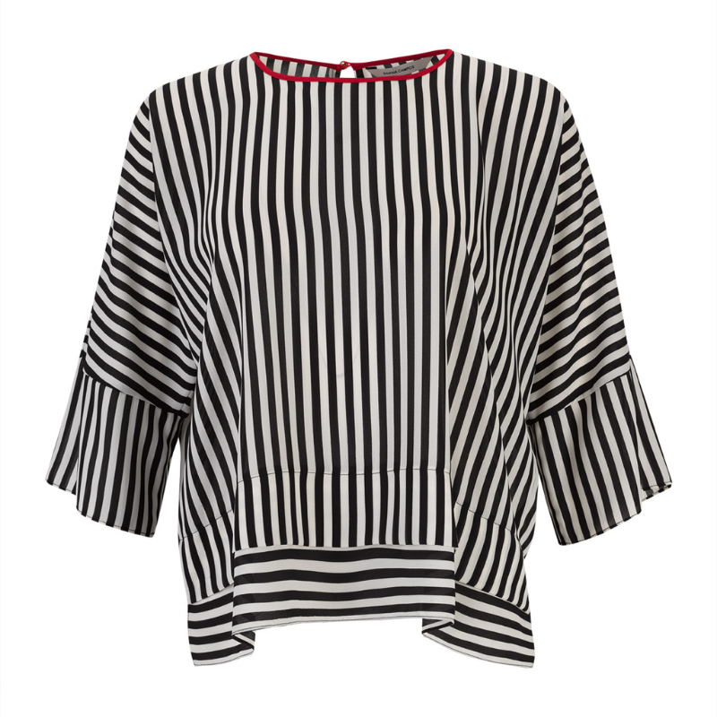 Túnica/Poncho oversize com riscas verticais em preto e branco que alongam a silhueta de forma sofisticada. O detalhe contrastante a vermelho no decote redondo adiciona carácter e modernidade. Corte amplo e comprimento assimétrico garantem conforto absoluto e um cair fluido. Versátil e fácil de conjugar, adapta-se a diferentes estilos, desde looks urbanos com calças de alfaiataria até registos descontraídos com jeans. Ideal para o dia a dia profissional criativo ou ocasiões onde o conforto não abdica da sofi