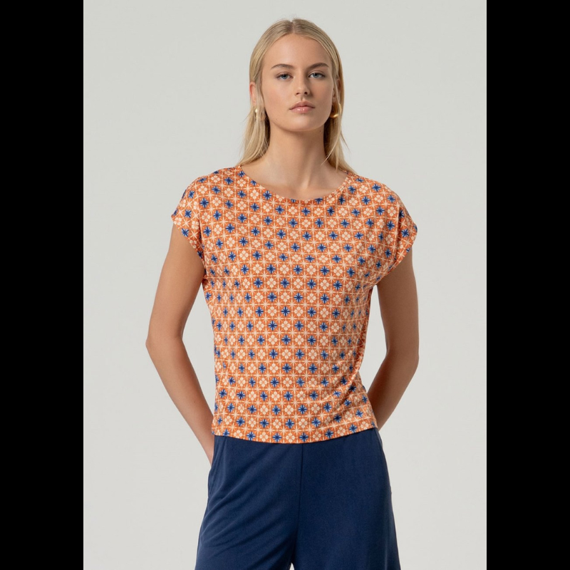 Camisola de decote em barco elegante com ombros ligeiramente caídos e corte reto que se adapta perfeitamente ao corpo. Camisola em laranja com estampado em azuis e areia. Tecido elástico e respirável, ideal para o dia a dia. Camisola versátil em poliéster reciclado com toque de Lycra para conforto e flexibilidade.