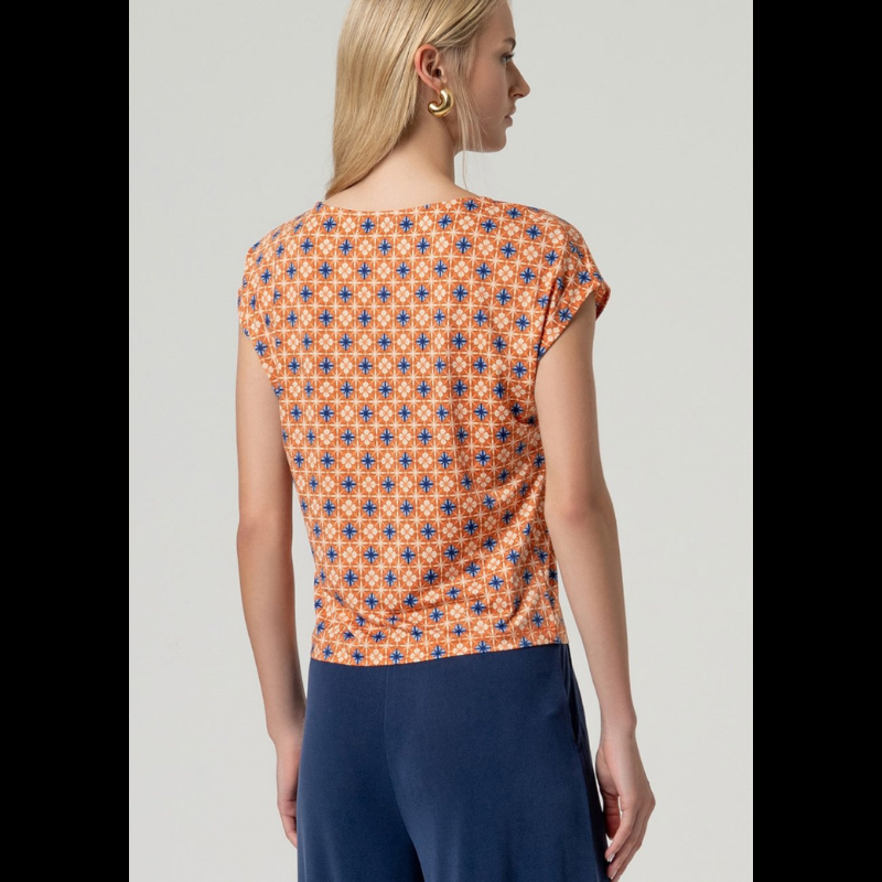 Camisola de decote em barco elegante com ombros ligeiramente caídos e corte reto que se adapta perfeitamente ao corpo. Camisola em laranja com estampado em azuis e areia. Tecido elástico e respirável, ideal para o dia a dia. Camisola versátil em poliéster reciclado com toque de Lycra para conforto e flexibilidade.