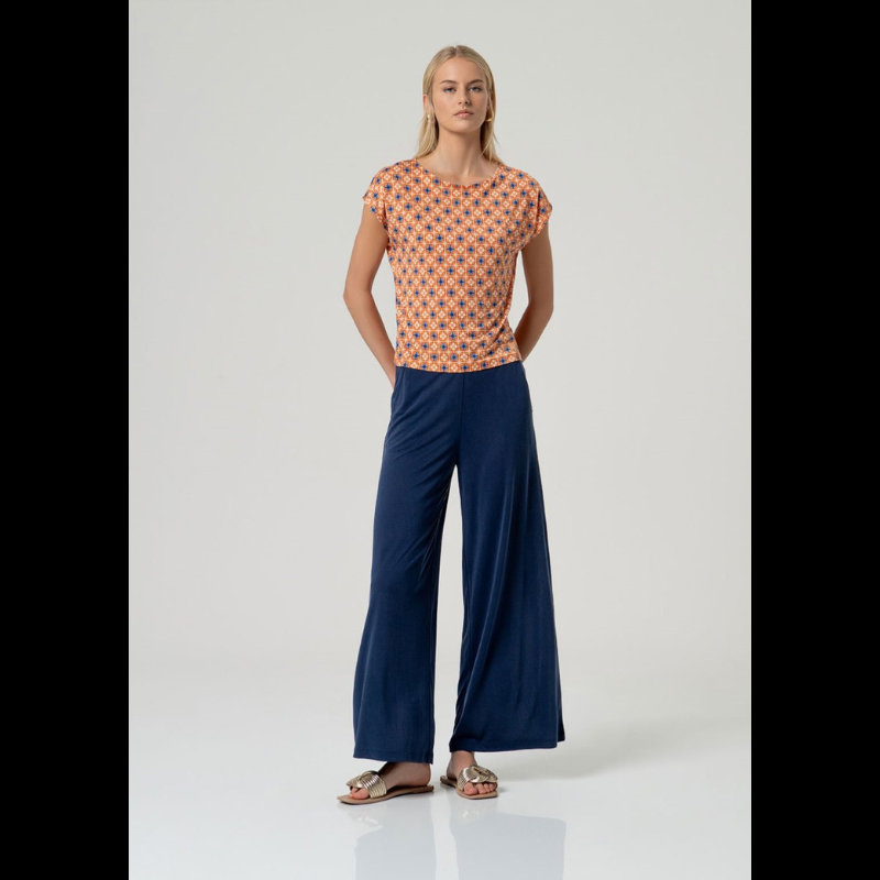 Camisola de decote em barco elegante com ombros ligeiramente caídos e corte reto que se adapta perfeitamente ao corpo. Camisola em laranja com estampado em azuis e areia. Tecido elástico e respirável, ideal para o dia a dia. Camisola versátil em poliéster reciclado com toque de Lycra para conforto e flexibilidade.