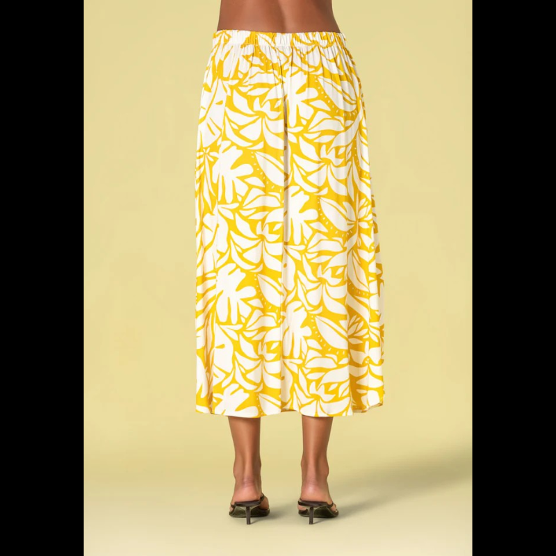 Saia comprida versátil em tons quentes de bege e amarelo, com um padrão floral delicado que traz movimento e personalidade a qualquer look. A cintura ajustável com elástico na parte de trás permite um ajuste personalizado para máximo conforto. Perfeita para criar looks sofisticados do dia para a noite, combina facilmente com peças básicas ou mais elaboradas do seu guarda-roupa.