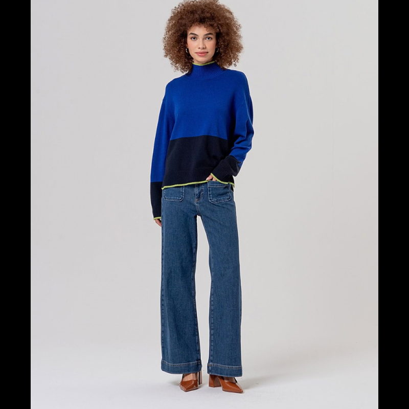 Camisola de manga comprida em malha com meia gola. Apresenta contrastes elegantes em azul cobalto e azul marinho, criando um visual sofisticado e versátil. Detalhes em risca verde claro na gola e punhos adicionam um toque de cor subtil e refinado. O cós é rematado com raxa de cada lado para um acabamento impecável