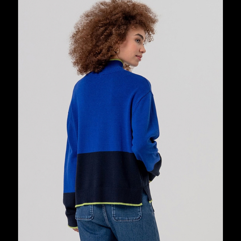 Camisola de manga comprida em malha com meia gola. Apresenta contrastes elegantes em azul cobalto e azul marinho, criando um visual sofisticado e versátil. Detalhes em risca verde claro na gola e punhos adicionam um toque de cor subtil e refinado. O cós é rematado com raxa de cada lado para um acabamento impecável