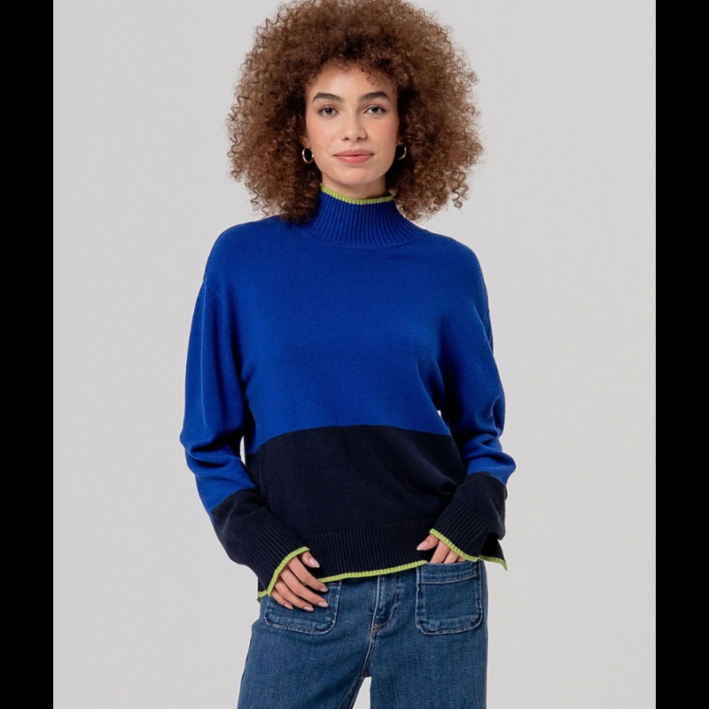 Camisola de manga comprida em malha com meia gola. Apresenta contrastes elegantes em azul cobalto e azul marinho, criando um visual sofisticado e versátil. Detalhes em risca verde claro na gola e punhos adicionam um toque de cor subtil e refinado. O cós é rematado com raxa de cada lado para um acabamento impecável