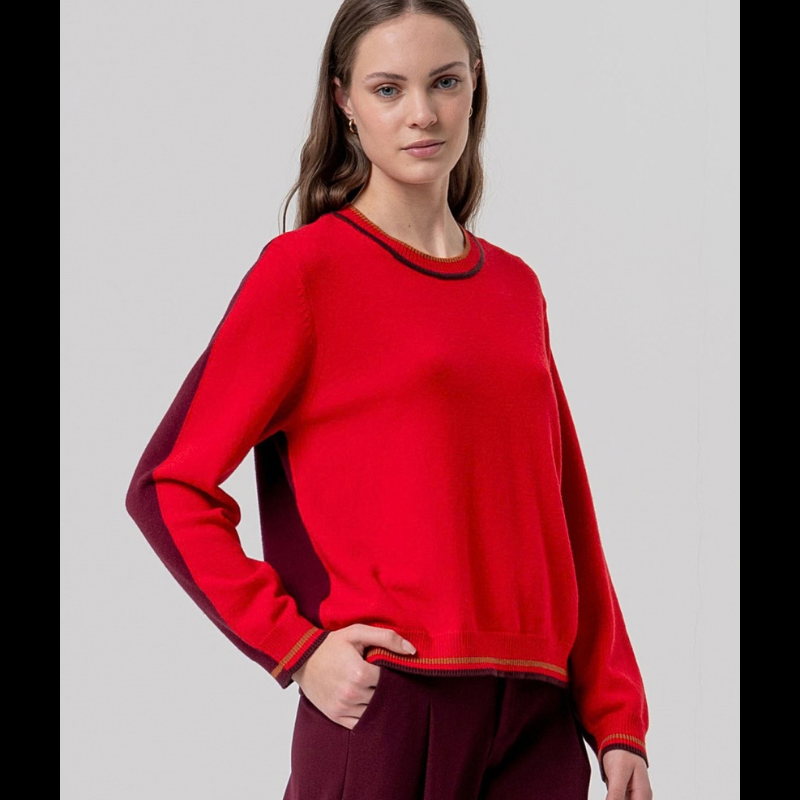 Camisola versátil de manga comprida com gola redonda em vermelho, realçada por contrastes em grená na parte de trás. O design minimalista é elevado por finas listras contrastantes na gola, punhos e barra, criando um acabamento desportivo e moderno que combina com facilidade no dia a dia.