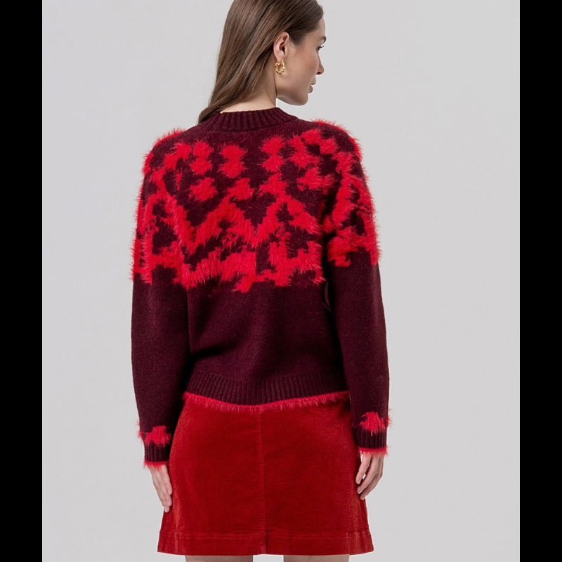 Camisola em grená, de manga comprida com decote redondo em malha macia e aconchegante. O jacquard em vermelho apresenta um motivo em relevo com textura fofa no peito e cós, criado através de um fio de pelo macio. 