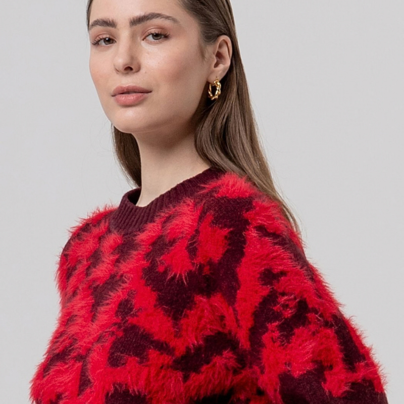 Camisola em grená, de manga comprida com decote redondo em malha macia e aconchegante. O jacquard em vermelho apresenta um motivo em relevo com textura fofa no peito e cós, criado através de um fio de pelo macio. 