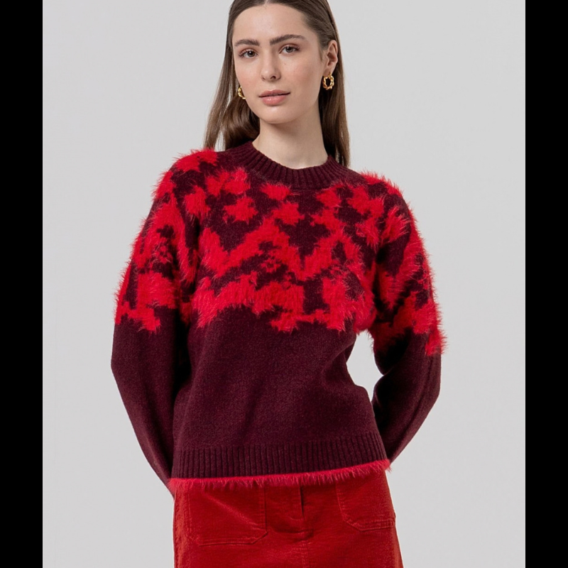 Camisola em grená, de manga comprida com decote redondo em malha macia e aconchegante. O jacquard em vermelho apresenta um motivo em relevo com textura fofa no peito e cós, criado através de um fio de pelo macio. 