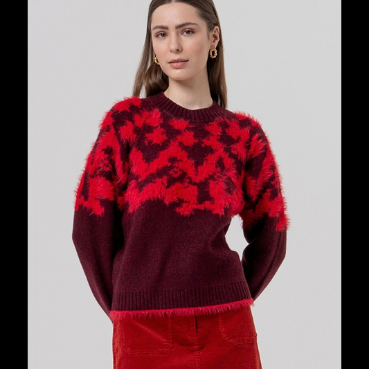 Camisola em grená, de manga comprida com decote redondo em malha macia e aconchegante. O jacquard em vermelho apresenta um motivo em relevo com textura fofa no peito e cós, criado através de um fio de pelo macio. 