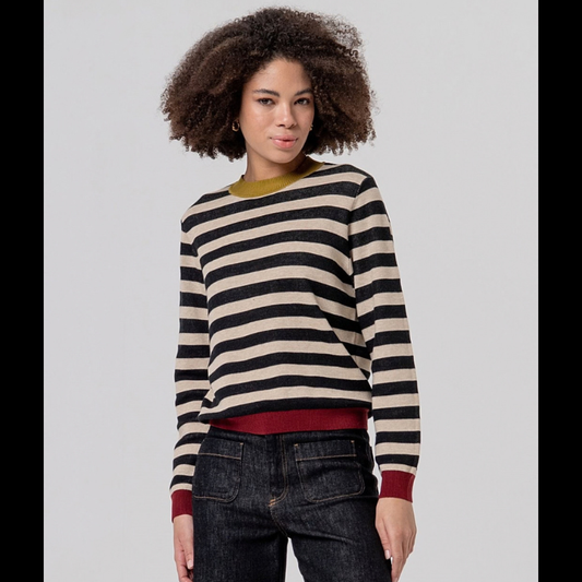 Camisola de malha de manga comprida com gola redonda. Camisola listrada com bege e preto. Punhos e cós a terminar em grená e gola em verde lima.