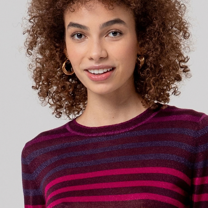 Camisola de malha fina com decote redondo, perfeita para looks versáteis do dia a dia. Apresenta um padrão de riscas em bordô, rosa , amarelo e roxo, complementado por detalhes em brilho dourado que adicionam um toque de sofisticação.