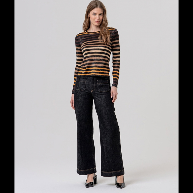 Camisola de malha fina com decote redondo, perfeita para looks versáteis do dia a dia. Apresenta um padrão de riscas em preto, amarelo e castanhos em vários tons, complementado por detalhes em brilho dourado que adicionam um toque de sofisticação.
