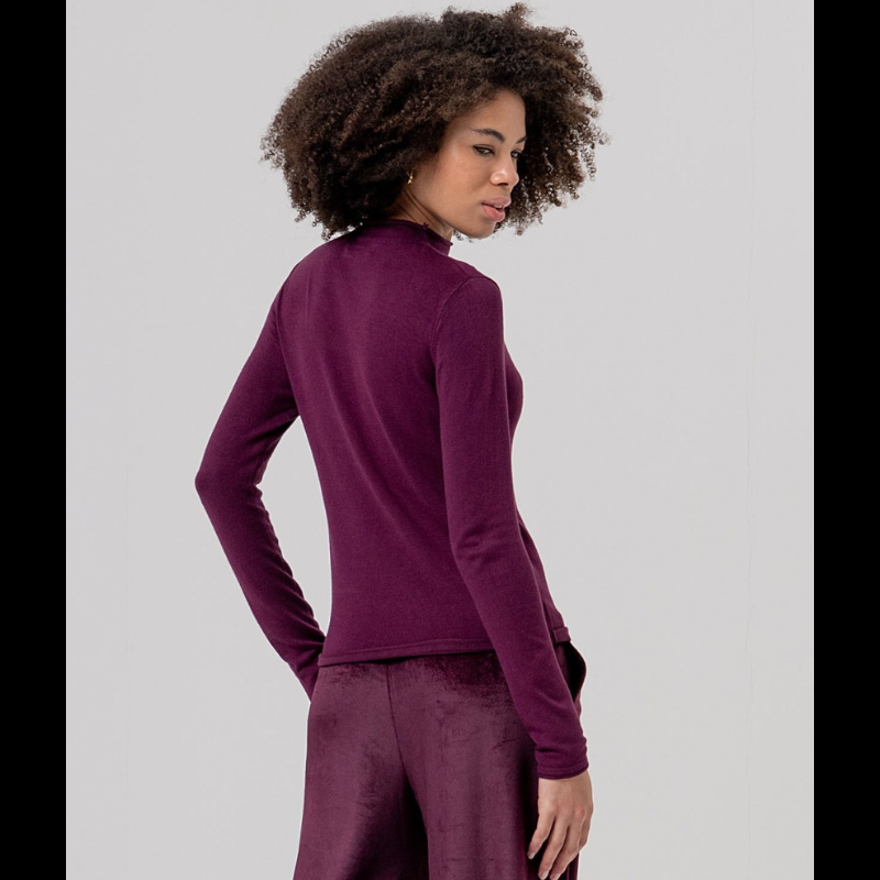 Camisola básica de manga comprida com meia gola em malha fina, na cor cherry. Corte justo e favorecedor que realça a silhueta. 