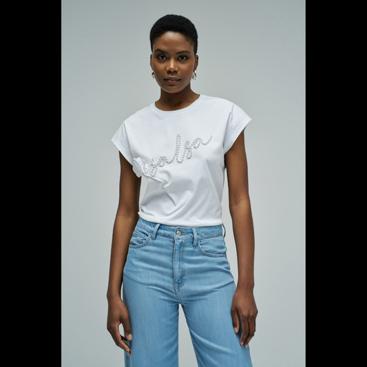 T-shirt branca de corte regular que combina elegância e conforto. Apresenta decote redondo clássico e mangas cava, criando uma silhueta versátil e moderna. O destaque fica por conta do branding em pérolas e do delicado aplique de flor, detalhes que elevam o design e conferem um toque sofisticado à peça. Perfeita para looks do dia a dia ou ocasiões mais descontraídas, esta t-shirt é uma escolha versátil que se adapta a qualquer estilo pessoal.