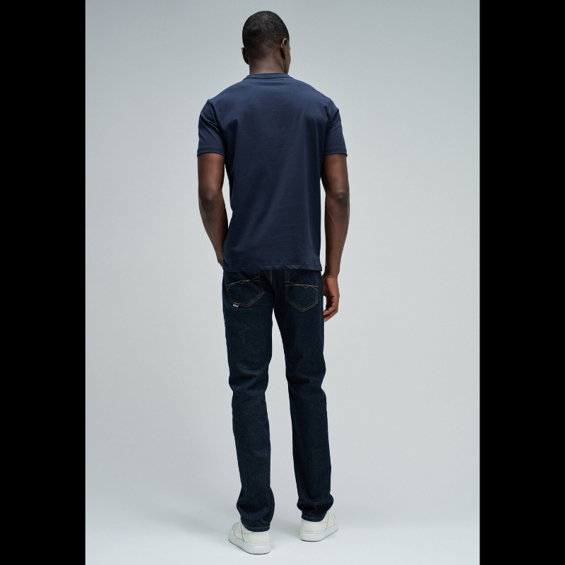 T-Shirt azul com branding discreto no peito que reflete um design minimalista sofisticado. O corte slim fit oferece uma silhueta moderna e ajustada, perfeito para composições casual versáteis. T-Shirt de manga curta e decote redondo clássico que garantem conforto durante todo o dia.&nbsp;
