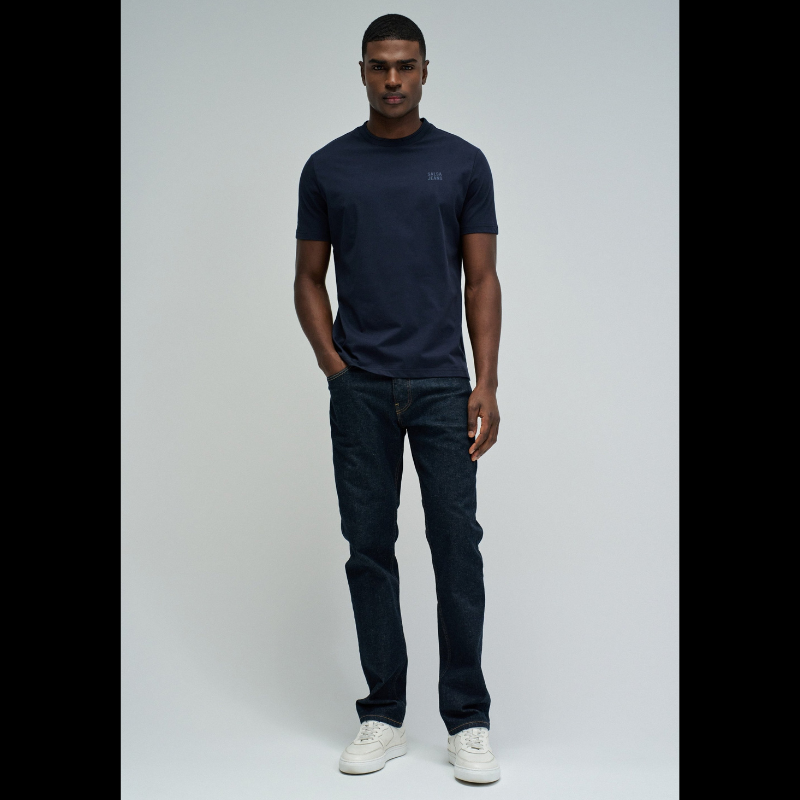 T-Shirt azul com branding discreto no peito que reflete um design minimalista sofisticado. O corte slim fit oferece uma silhueta moderna e ajustada, perfeito para composições casual versáteis. T-Shirt de manga curta e decote redondo clássico que garantem conforto durante todo o dia.&nbsp;