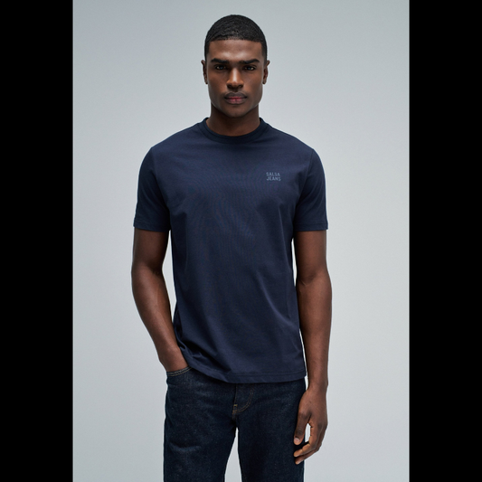 T-Shirt azul com branding discreto no peito que reflete um design minimalista sofisticado. O corte slim fit oferece uma silhueta moderna e ajustada, perfeito para composições casual versáteis. T-Shirt de manga curta e decote redondo clássico que garantem conforto durante todo o dia.&nbsp;