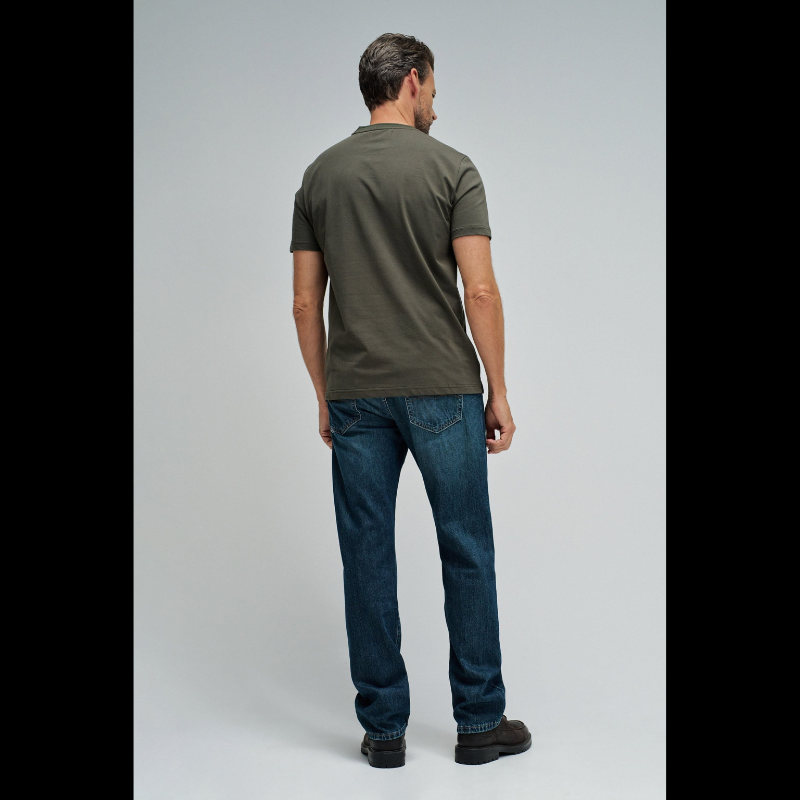 T-Shirt verde em tom contemporâneo com branding discreto no peito que reflete um design minimalista sofisticado. O corte slim fit oferece uma silhueta moderna e ajustada, perfeito para composições casual versáteis. T-Shirt de manga curta e decote redondo clássico que garantem conforto durante todo o dia.