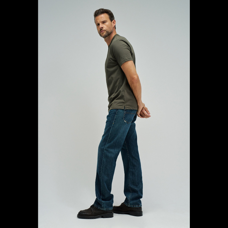 T-Shirt verde em tom contemporâneo com branding discreto no peito que reflete um design minimalista sofisticado. O corte slim fit oferece uma silhueta moderna e ajustada, perfeito para composições casual versáteis. T-Shirt de manga curta e decote redondo clássico que garantem conforto durante todo o dia.