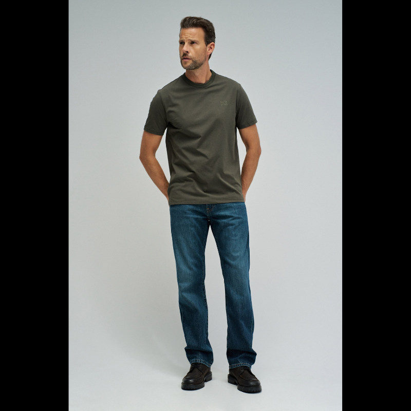 T-Shirt verde em tom contemporâneo com branding discreto no peito que reflete um design minimalista sofisticado. O corte slim fit oferece uma silhueta moderna e ajustada, perfeito para composições casual versáteis. T-Shirt de manga curta e decote redondo clássico que garantem conforto durante todo o dia.