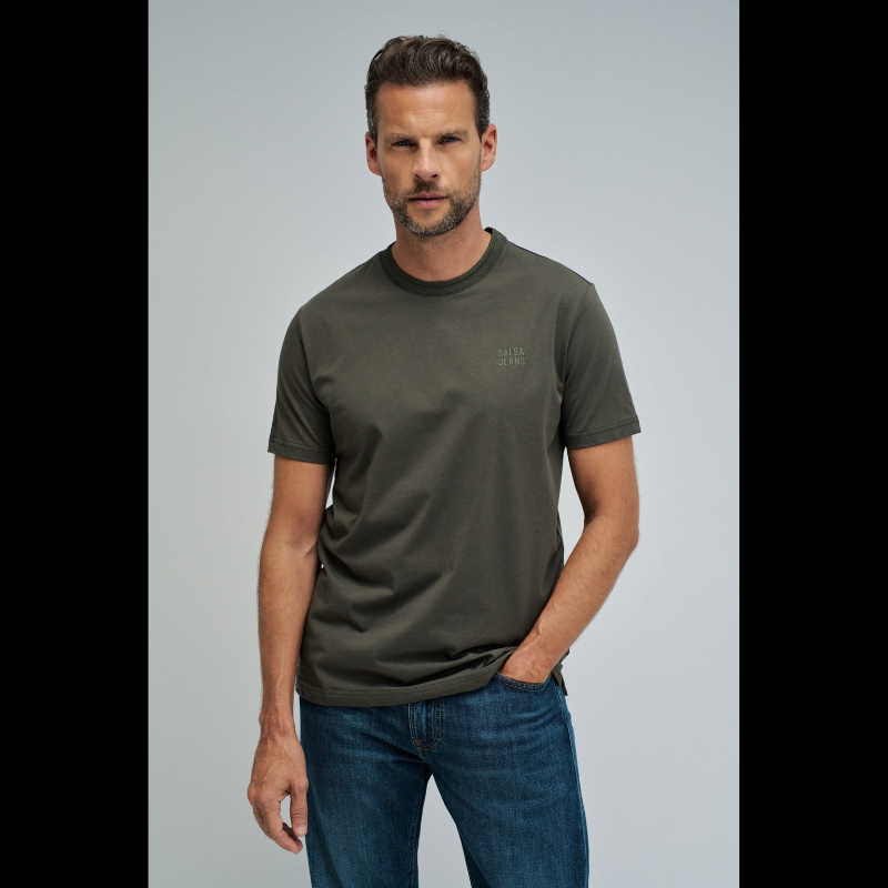 T-Shirt verde em tom contemporâneo com branding discreto no peito que reflete um design minimalista sofisticado. O corte slim fit oferece uma silhueta moderna e ajustada, perfeito para composições casual versáteis. T-Shirt de manga curta e decote redondo clássico que garantem conforto durante todo o dia.