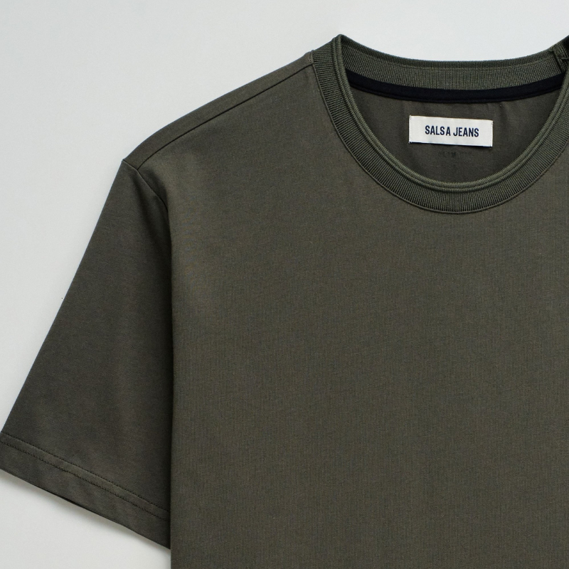 T-Shirt verde em tom contemporâneo com branding discreto no peito que reflete um design minimalista sofisticado. O corte slim fit oferece uma silhueta moderna e ajustada, perfeito para composições casual versáteis. T-Shirt de manga curta e decote redondo clássico que garantem conforto durante todo o dia.