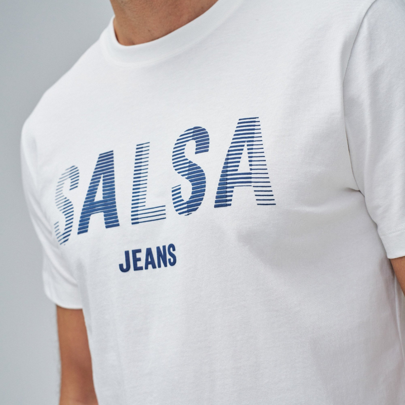 T-shirt essencial em algodão com corte slim que se adapta perfeitamente ao corpo. Apresenta decote redondo clássico e mangas curtas, ideal para o dia a dia. Branding SALSA JEANS discreto que adiciona um toque de estilo. Peça versátil que combina com qualquer look, garantindo conforto e elegância em qualquer ocasião.