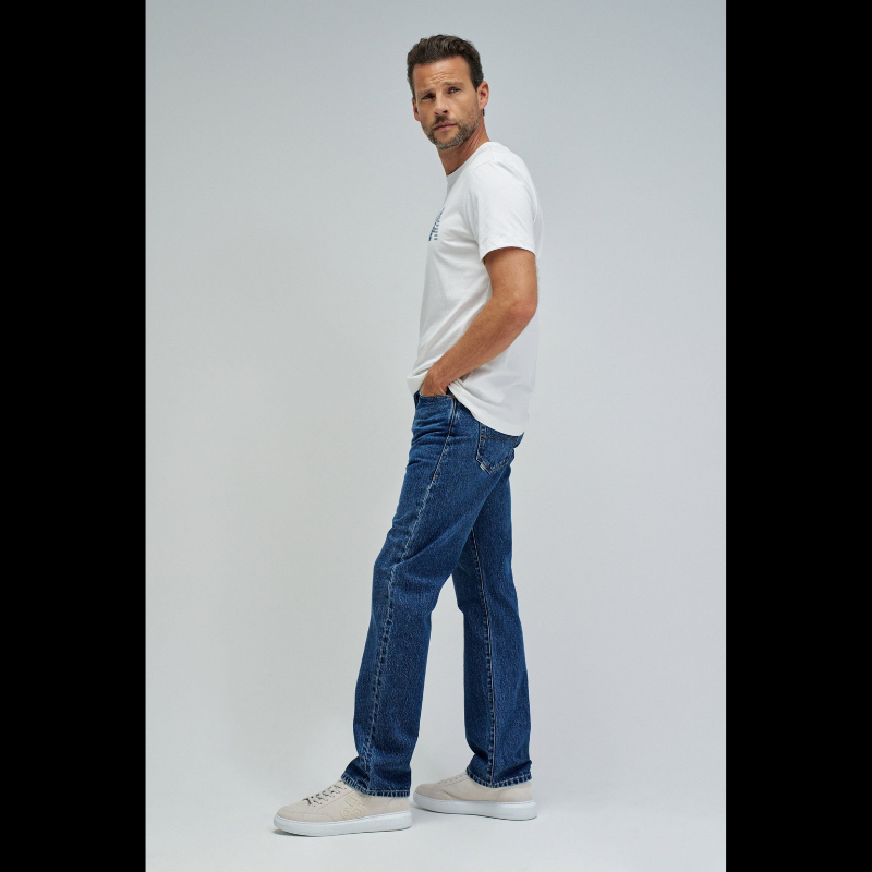 T-shirt essencial em algodão com corte slim que se adapta perfeitamente ao corpo. Apresenta decote redondo clássico e mangas curtas, ideal para o dia a dia. Branding SALSA JEANS discreto que adiciona um toque de estilo. Peça versátil que combina com qualquer look, garantindo conforto e elegância em qualquer ocasião.