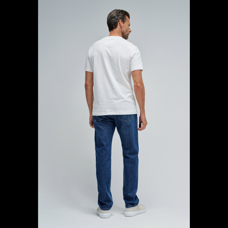 T-shirt essencial em algodão com corte slim que se adapta perfeitamente ao corpo. Apresenta decote redondo clássico e mangas curtas, ideal para o dia a dia. Branding SALSA JEANS discreto que adiciona um toque de estilo. Peça versátil que combina com qualquer look, garantindo conforto e elegância em qualquer ocasião.