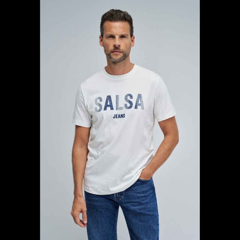 T-shirt essencial em algodão com corte slim que se adapta perfeitamente ao corpo. Apresenta decote redondo clássico e mangas curtas, ideal para o dia a dia. Branding SALSA JEANS discreto que adiciona um toque de estilo. Peça versátil que combina com qualquer look, garantindo conforto e elegância em qualquer ocasião.