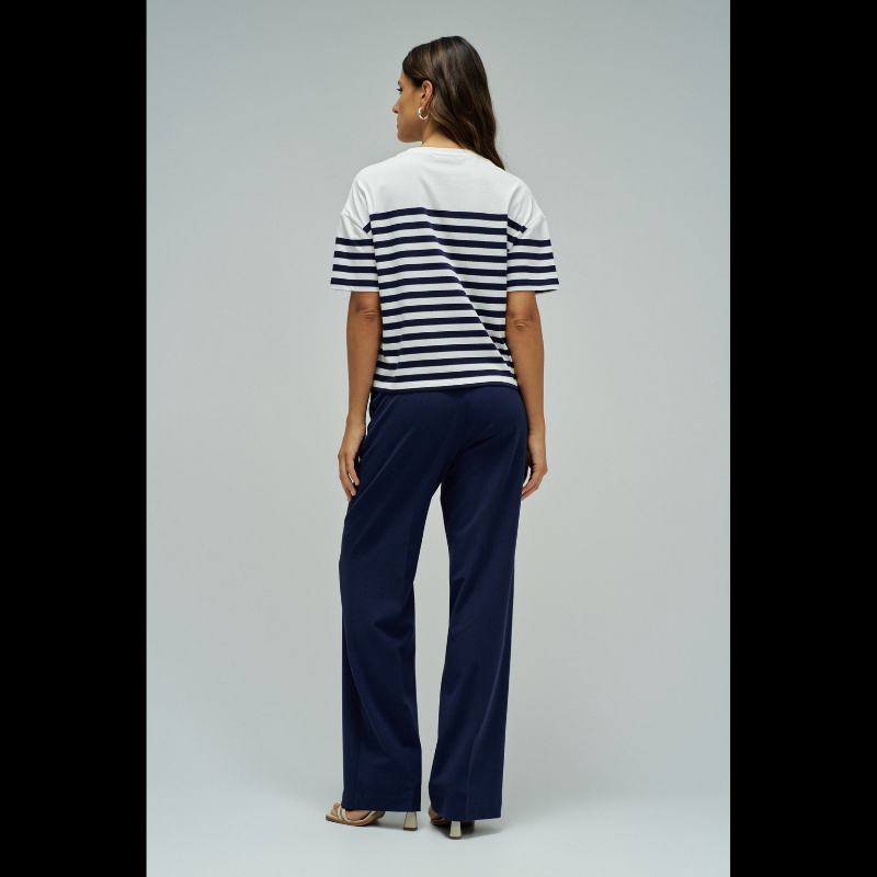 T-shirt clássica com riscas branco e azul que combina estilo descontraído com conforto. Manga curta e decote redondo para um visual versátil, perfeito para o dia a dia. O fit regular oferece liberdade de movimento sem comprometer a silhueta. Detalhes brilhantes no design e branding discreto no peito completam o look. Uma peça essencial para qualquer guarda-roupa.