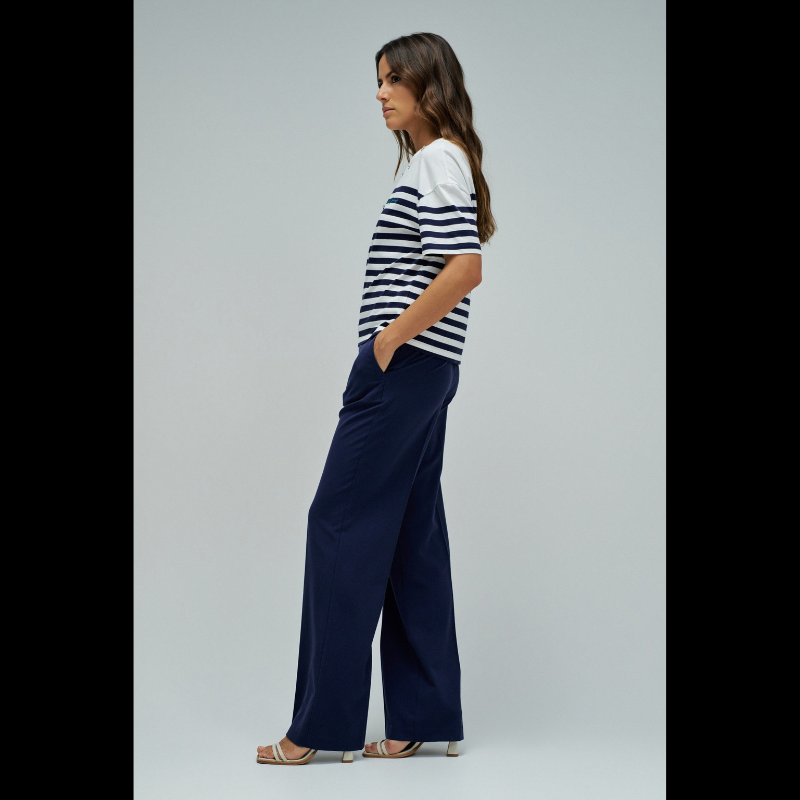 T-shirt clássica com riscas branco e azul que combina estilo descontraído com conforto. Manga curta e decote redondo para um visual versátil, perfeito para o dia a dia. O fit regular oferece liberdade de movimento sem comprometer a silhueta. Detalhes brilhantes no design e branding discreto no peito completam o look. Uma peça essencial para qualquer guarda-roupa.