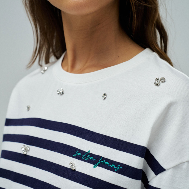 T-shirt clássica com riscas branco e azul que combina estilo descontraído com conforto. Manga curta e decote redondo para um visual versátil, perfeito para o dia a dia. O fit regular oferece liberdade de movimento sem comprometer a silhueta. Detalhes brilhantes no design e branding discreto no peito completam o look. Uma peça essencial para qualquer guarda-roupa.