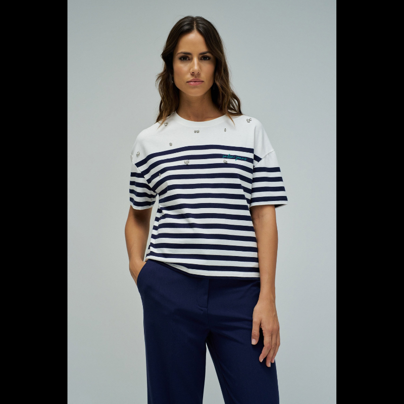 T-shirt clássica com riscas branco e azul que combina estilo descontraído com conforto. Manga curta e decote redondo para um visual versátil, perfeito para o dia a dia. O fit regular oferece liberdade de movimento sem comprometer a silhueta. Detalhes brilhantes no design e branding discreto no peito completam o look. Uma peça essencial para qualquer guarda-roupa.