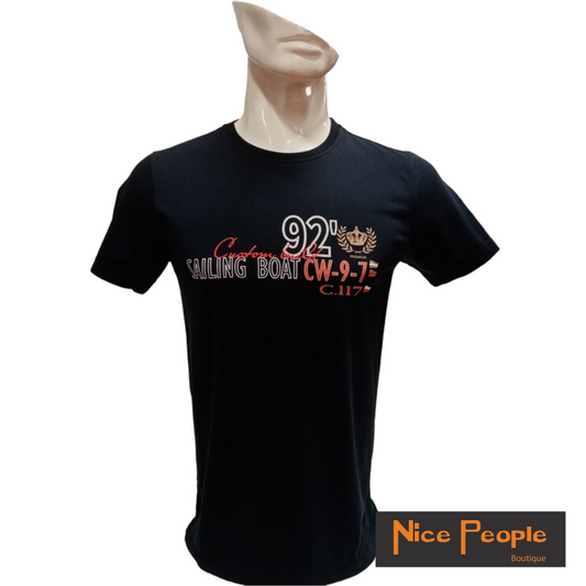 T-shirt azul marinho com estampa na frente.
Composição: 100% Algodão