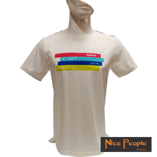 T-shirt branca com estampa colorida na frente.
Composição: 100% Algodão