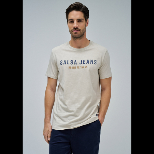 T-Shirt bege com branding em marinho e castanho. T-Shirt slim fit de manga curta e decote redondo.
Corte: Slim Fit
Composição: 100%Algodão