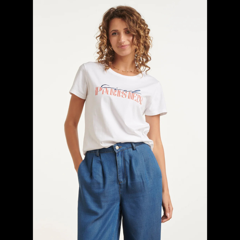 T-shirt de manga curta branca com estampa "Ciel Parisien" em azul e vermelho. Design gráfico inspirado na elegância parisiense, perfeito para um look casual e descontraído. Tecido confortável e de qualidade, ideal para o dia a dia. Combine com calças ou saias para criar diferentes estilos.