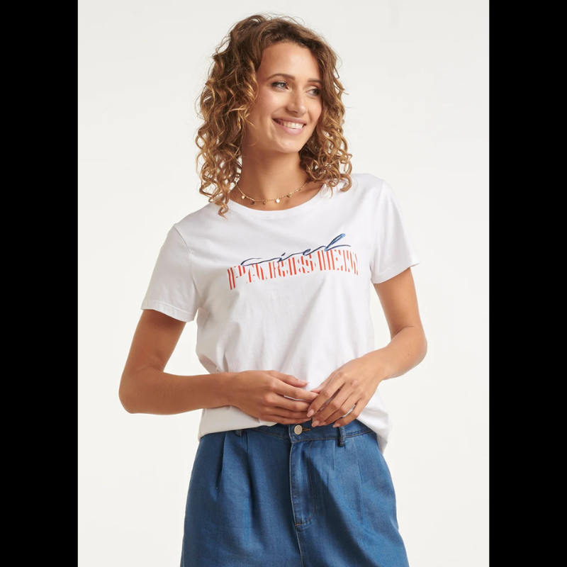 T-shirt de manga curta branca com estampa "Ciel Parisien" em azul e vermelho. Design gráfico inspirado na elegância parisiense, perfeito para um look casual e descontraído. Tecido confortável e de qualidade, ideal para o dia a dia. Combine com calças ou saias para criar diferentes estilos.