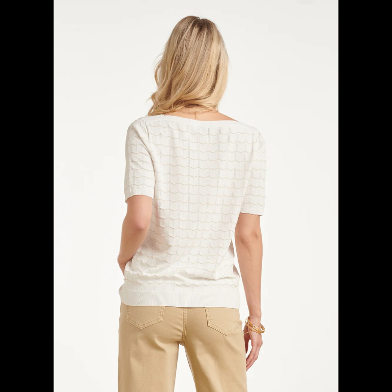 T-shirt de malha de manga curta em branco com textura ondulada em lurex dourado. Pormenores de malha ligeiramente perfurada em linhas verticais. Decote em barco que oferece um toque elegante e versátil. Perfeita para criar looks sofisticados do dia a dia.