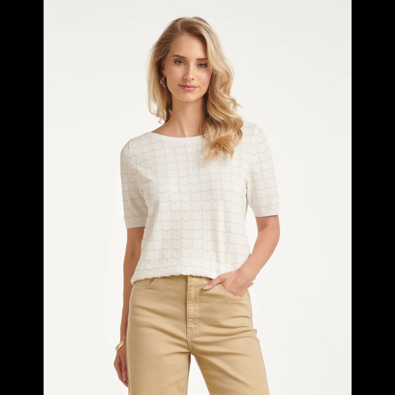 T-shirt de malha de manga curta em branco com textura ondulada em lurex dourado. Pormenores de malha ligeiramente perfurada em linhas verticais. Decote em barco que oferece um toque elegante e versátil. Perfeita para criar looks sofisticados do dia a dia.