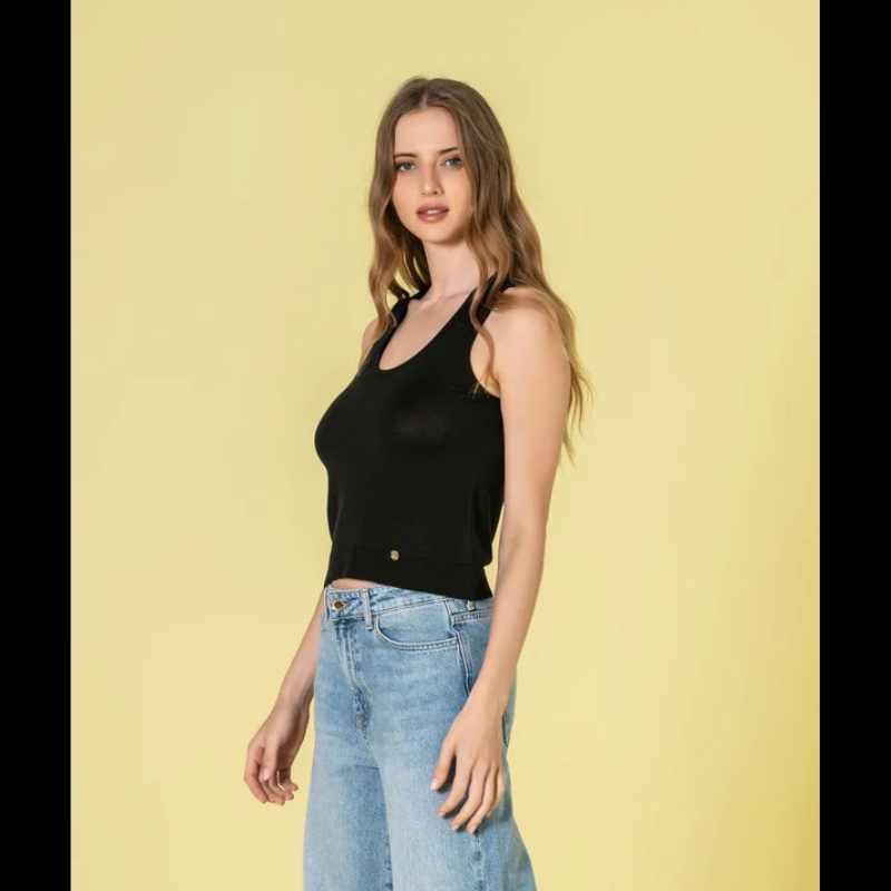 Elegante top de malha com alças largas e decote redondo em preto. Peça versátil que combina conforto e sofisticação, ideal para criar looks modernos tanto no dia a dia como em ocasiões mais descontraídas. A construção em malha de qualidade garante durabilidade e um caimento impecável.