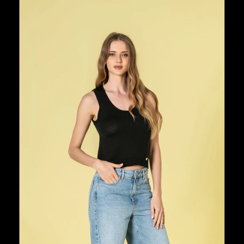 Elegante top de malha com alças largas e decote redondo em preto. Peça versátil que combina conforto e sofisticação, ideal para criar looks modernos tanto no dia a dia como em ocasiões mais descontraídas. A construção em malha de qualidade garante durabilidade e um caimento impecável.