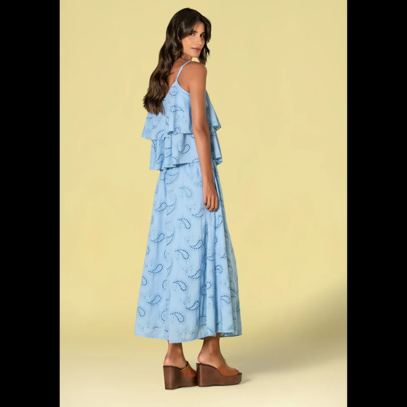 Saia comprida delicada em azul com bordado inglês refinado. Cintura com elástico confortável que se adapta ao seu corpo. Totalmente forrada para maior conforto e durabilidade. Peça versátil perfeita para looks casuais ou mais sofisticados, combinando com facilidade no seu guarda-roupa.