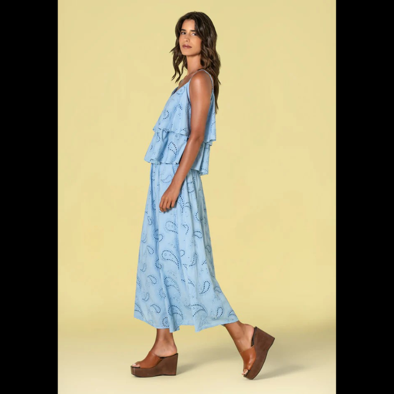 Saia comprida delicada em azul com bordado inglês refinado. Cintura com elástico confortável que se adapta ao seu corpo. Totalmente forrada para maior conforto e durabilidade. Peça versátil perfeita para looks casuais ou mais sofisticados, combinando com facilidade no seu guarda-roupa.