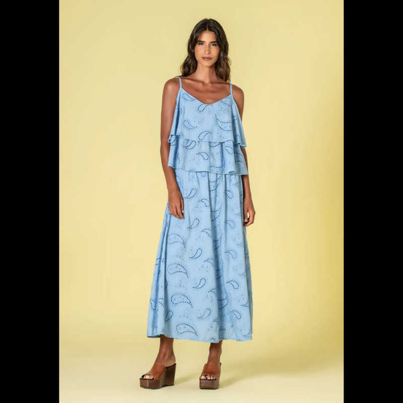 Saia comprida delicada em azul com bordado inglês refinado. Cintura com elástico confortável que se adapta ao seu corpo. Totalmente forrada para maior conforto e durabilidade. Peça versátil perfeita para looks casuais ou mais sofisticados, combinando com facilidade no seu guarda-roupa.