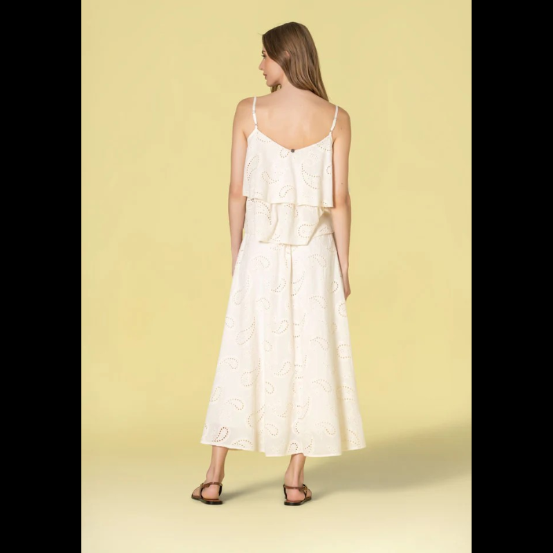 Top delicado em crú com bordado inglês refinado. Alças finas e ajustáveis proporcionam conforto e versatilidade no ajuste. Decote em V elegante que realça a silhueta. Peça versátil perfeita para looks casuais ou mais sofisticados, combinando com facilidade no seu guarda-roupa.