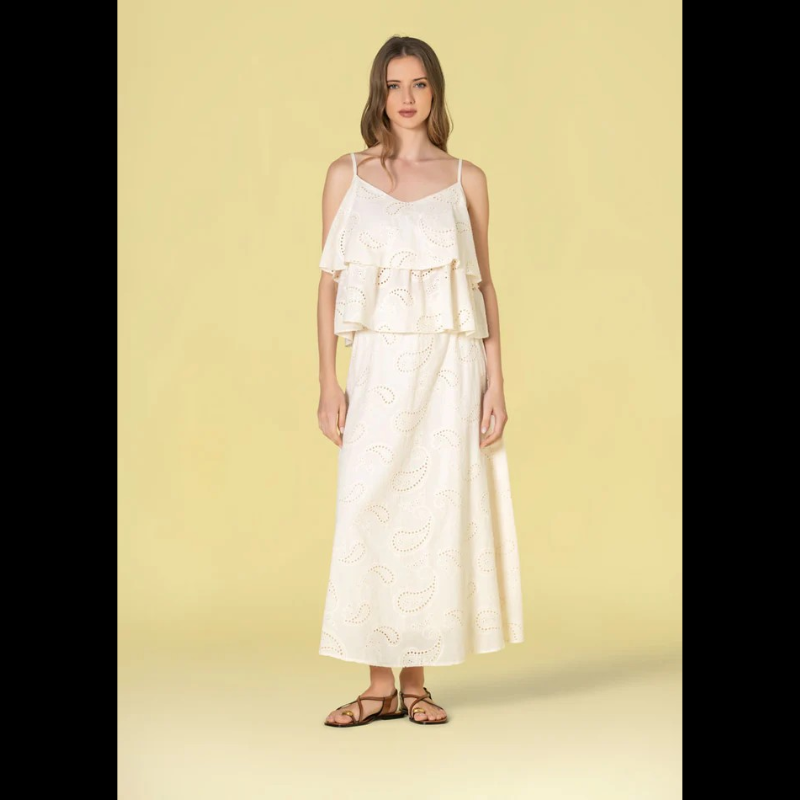 Top delicado em crú com bordado inglês refinado. Alças finas e ajustáveis proporcionam conforto e versatilidade no ajuste. Decote em V elegante que realça a silhueta. Peça versátil perfeita para looks casuais ou mais sofisticados, combinando com facilidade no seu guarda-roupa.